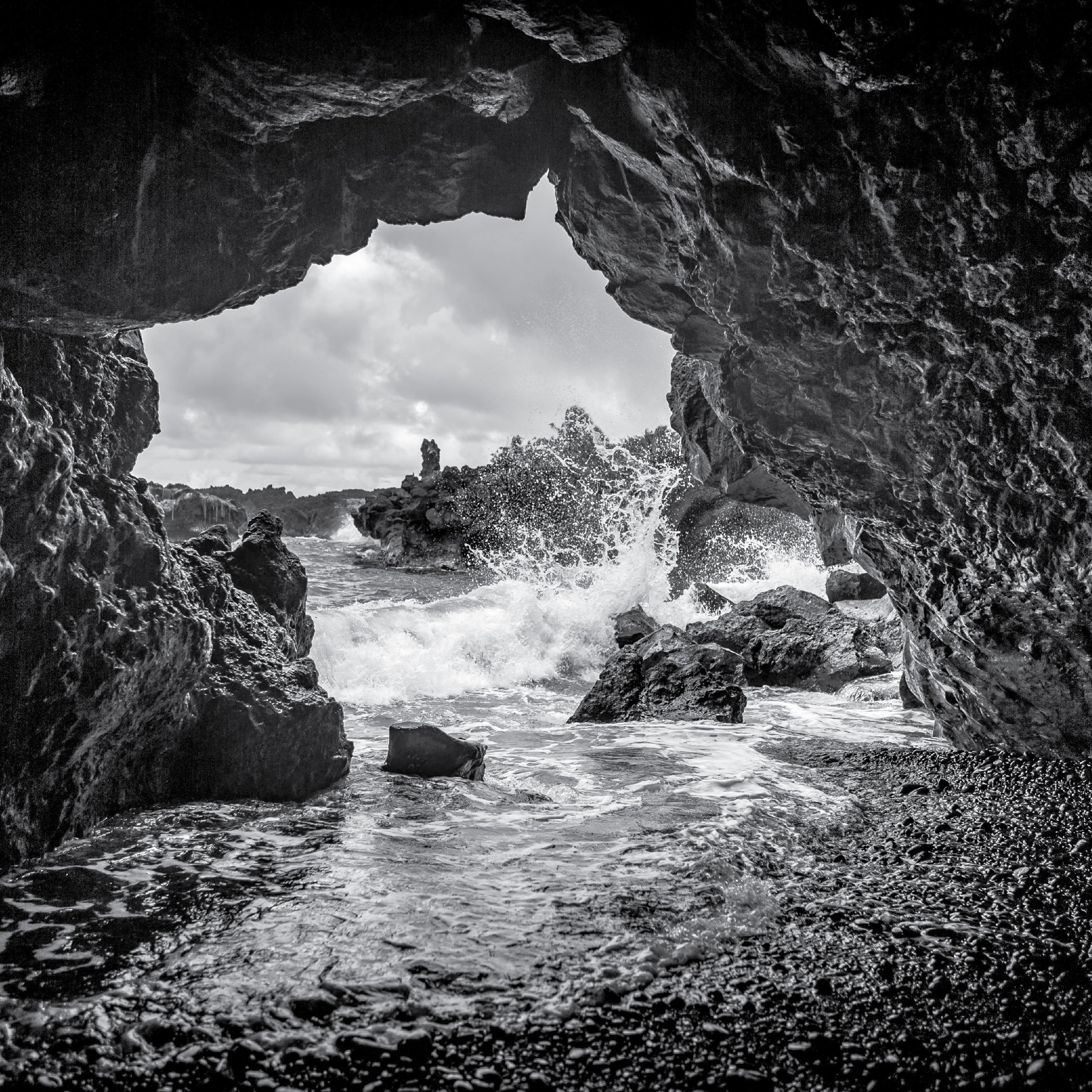 Ocean-scape with waves crashing into rocks.